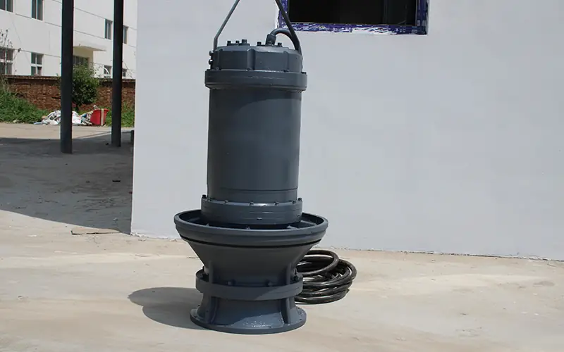 Heavy-duty submersible axial flow pump with large flow capacity
