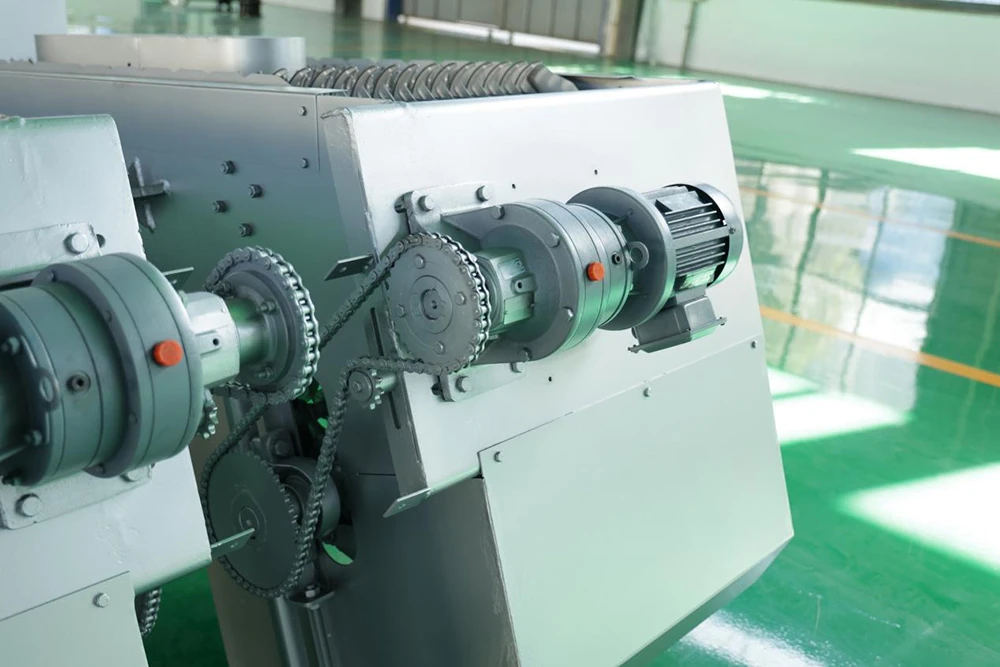 Gearmotor and drive chain assembly of a mechanically cleaned bar screen