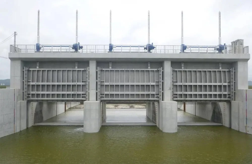 Modular stop log gate installed in a water channel for temporary water isolation during river maintenance